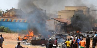 VIDEO Manifestatii violente contra Charlie Hebdo: cel putin sapte biserici incendiate in Niger