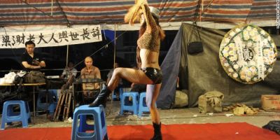 Traditie de inmormantare in China rurala: dansatoare exotice in loc de bocitoare