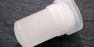Piatra de alaun, un antiperspirant natural ieftin si eficient impotriva transpiratiei excesive