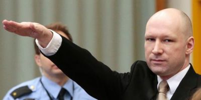 Extremistul Anders Breivik a facut salutul nazist inainte de deschiderea procesului pe care l-a intentat statului norvegian