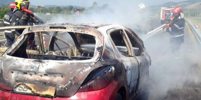 FOTO Incendiu mistuitor pe Autostrada Deva - Orastie: o masina s-a facut scrum