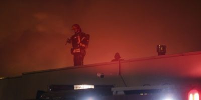 Pompierii ISU supravegheaza locul incendiului de la clubul Bamboo