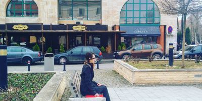 Enigma tinerei care statea nemiscata si legata la ochi pe o banca din Alba Iulia: protest tacut si orb fata de justitie