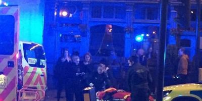 VIDEO Panica la Londra. Trei persoane au fost ranite dupa ce o masina a intrat in multime in fata unui bar