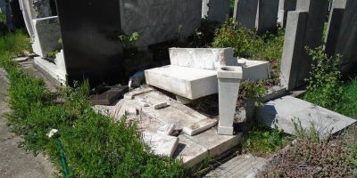 Zece morminte din cimitirul evreiesc au fost vandalizate. Astazi, evreii din intreaga lume comemoreaza moartea celor ucisi in Holocaust