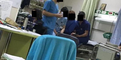 O pacienta acuza medicii de la Urgente ca pierdeau vremea pe internet, in timp ce bolnavii asteptau la usa. Doctorii ameninta ca o dau in judecata