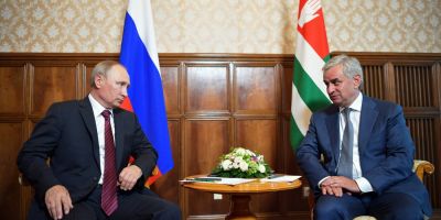 Vladimir Putin a vizitat regiunea separatista georgiana Abhazia, la noua ani de la inceperea razboiului ruso-georgian