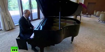 VIDEO Vladimir Putin si-a omorat timpul cantand la pian, in asteptarea presedintelui chinez
