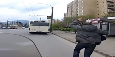 VIDEO Bunul samaritean care a ajutat un brasovean sa prinda autobuzul. Gestul unui motociclist, subiect in presa internationala